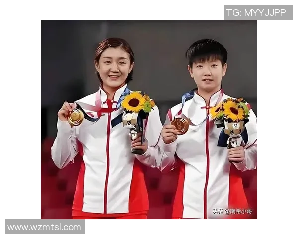 足球明星意外弯腰捡手机瞬间引发热议网友纷纷点赞称其亲民可爱